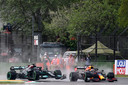 Max Verstappen en Lewis Hamilton raken elkaar kort na de start.