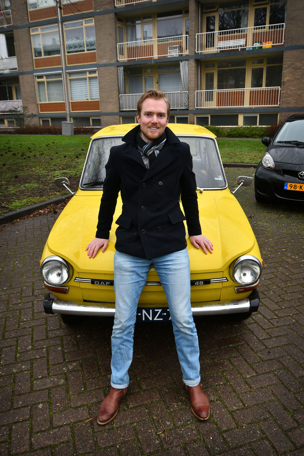 Nick De Graaf Den Ham Daar komt de jonge dominee Nick, in zijn knalgele Daf naar Den Ham