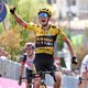 Koen Bouwman wint met hulp van meesterknecht Dumoulin memorabele rit in Ronde van Italië