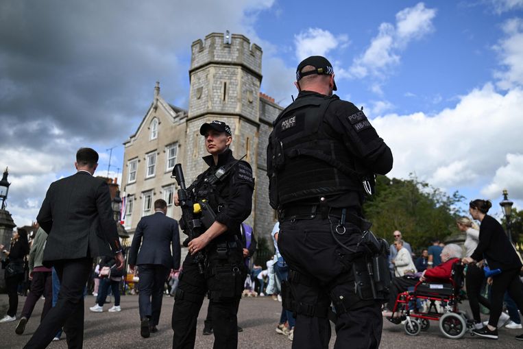 Politieagenten bij Windsor Castle in de gelijknamige stad. Beeld AFP