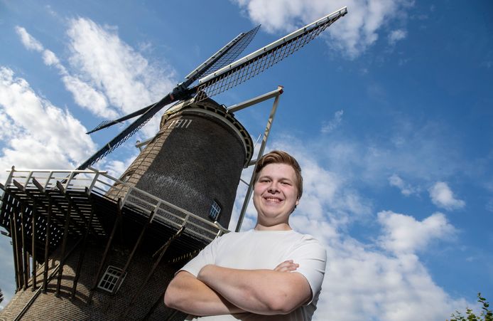 Molenaar Dennis van Manen startte eerder dit jaar een crowdfunding om de Nieuwe Molen aan de Mulderslaan in Veenendaal weer in bedrijf te krijgen.