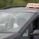 Taxichauffeur die zigzaggend wegreed met agent op motorkap riskeert 5 jaar