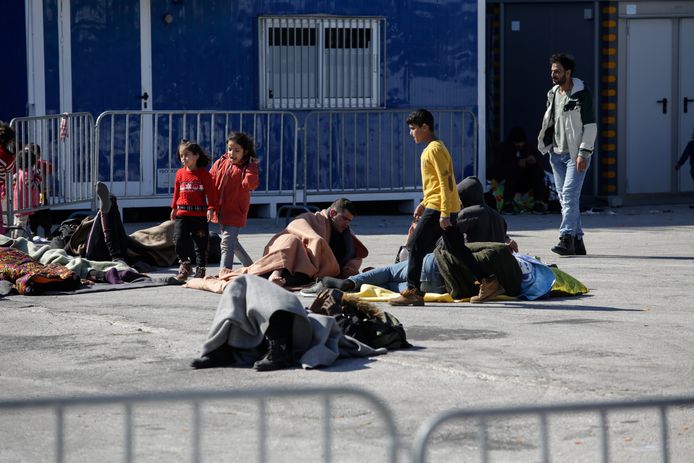Migranten die op Lesbos aankwamen verblijven in het havengebied van de hoofdstad van het Griekse eiland.
