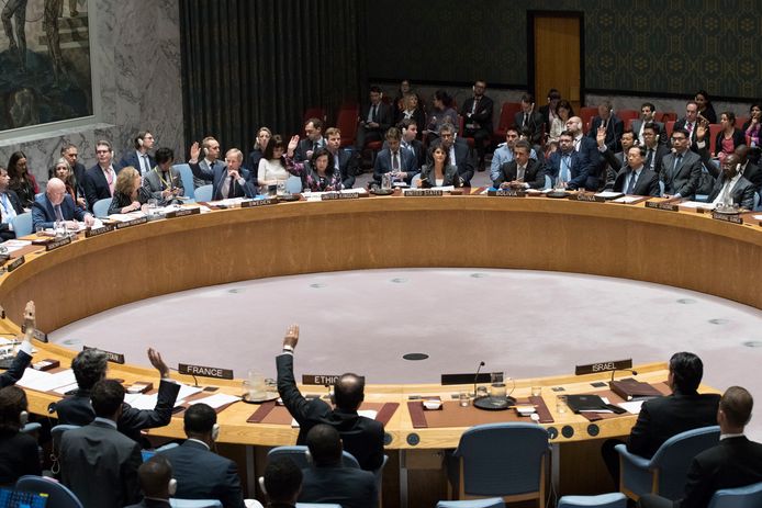 Leden van de VN-Veiligheidsraad tijdens de stemming over de door de VS geïnitieerde resolutie over het geweld in de Gazastrook.
