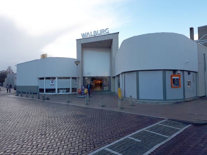 In winkelcentrum Walburg in Zwijndrecht is het op zondag nog niet druk.