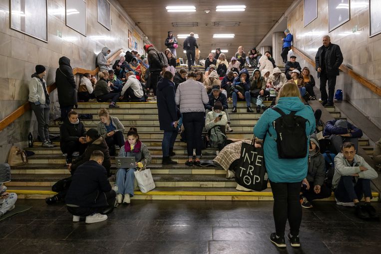 Inwoners van Kiev schuilen in een metrohalte (archiefbeeld 11 oktober 2022). Beeld REUTERS