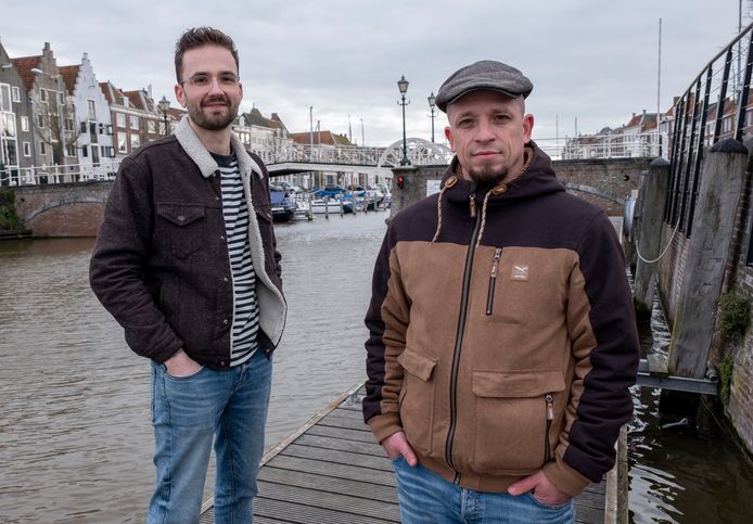 Steffen Brinkhaus (links) gaat met Martijn Fincke in een documentaireserie op Youtube op zoek naar antwoord op de vraag: wat is de identiteit van Zeeland? En: waarom gaan jongeren weg en waarom keren ze wel of niet terug?