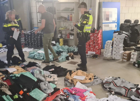 Zo veel Oeps Blijven Grote partij illegale merkkleding gevonden bij kringloop in Steenwijk: twee  aanhoudingen | Foto | destentor.nl