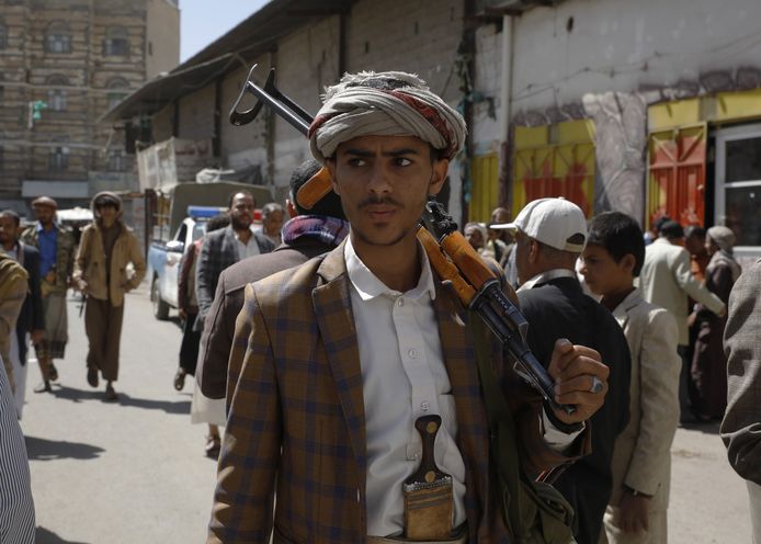 Een gewapende Houthi-aanhanger in Sanaa, Jemen.
