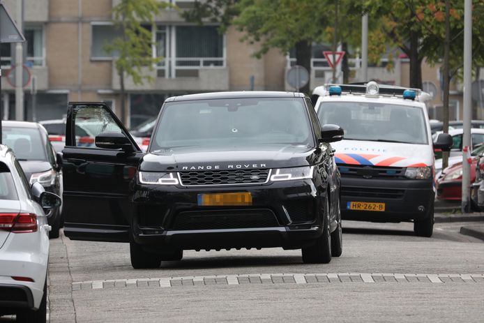 De beschoten Range Rover heeft een kogelgat in de voorruit.