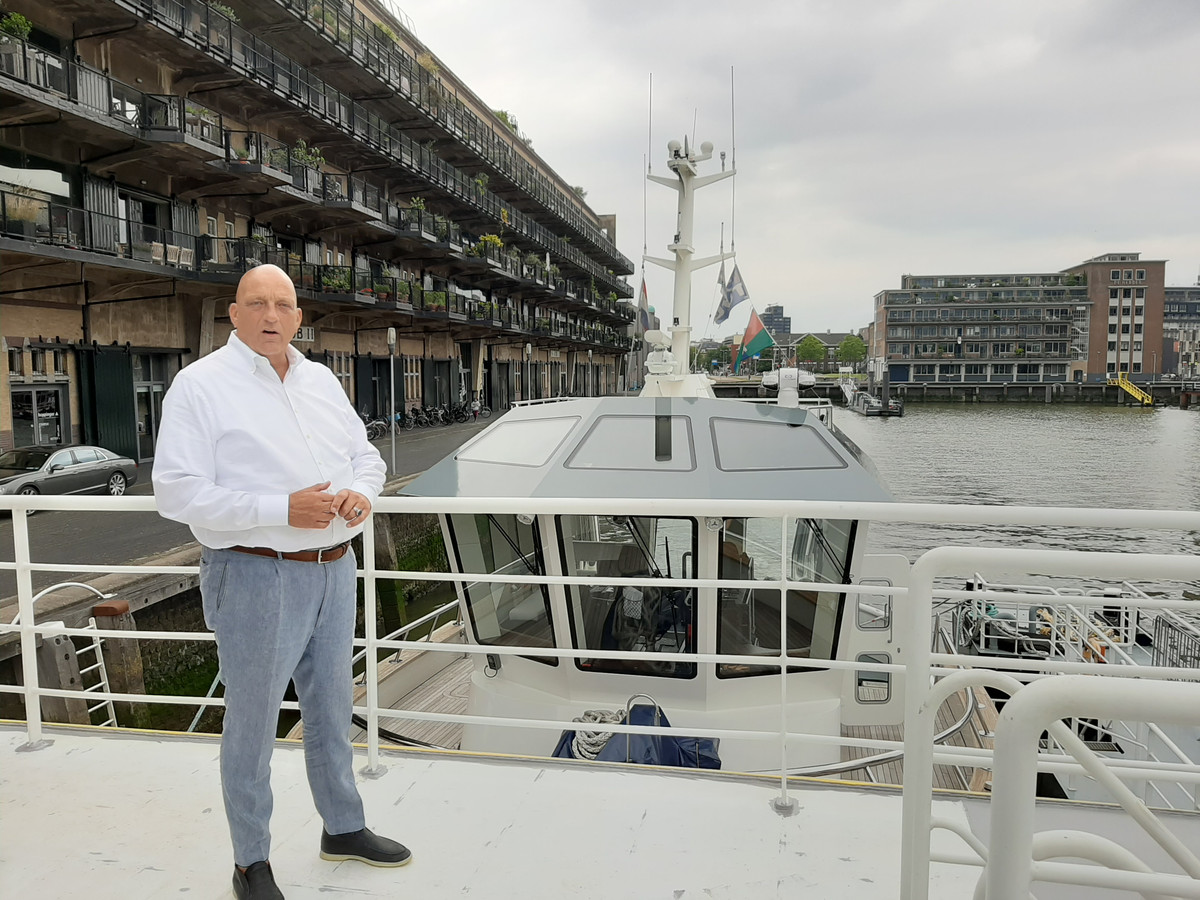 Herman den Blijker breidt terras uit