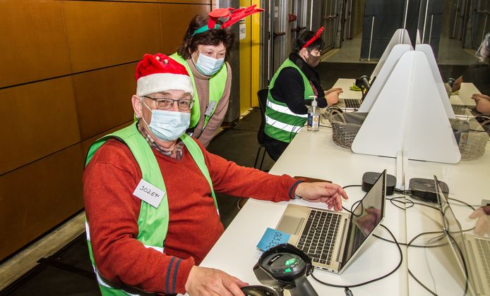 In vaccinatiecentrum Binder in Puurs-Sint-Amands wordt ook de komende dagen, in aangepaste outfits, doorgewerkt.