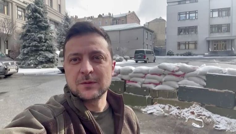 Roger Housen: 'Alleen al het feit dat Zelenski elke ochtend vanuit Kiev een slecht belicht filmpje van zichzelf in een kaki T-shirt post - ongeschoren, met wallen onder zijn ogen - is geniaal' Beeld Anadolu Agency via Getty Images