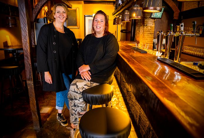 De zussen Tonkes nemen de Old Inn over en willen er een Hollands feestcafé van maken.