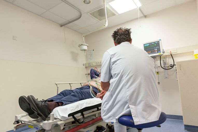 Een nacht op de afdeling Spoedeisende Hulp van het Wilhelmina Ziekenhuis in Assen.  Beeld Harry Cock