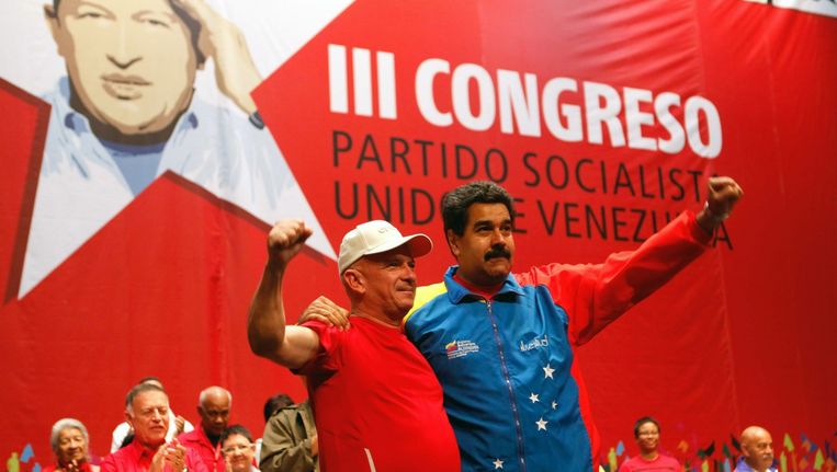 De Venezolaanse president Nicolas Maduro en de diplomaat Hugo Carvajal (l) bij terugkomst in Venezuela Beeld ANP