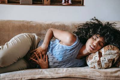Darmkrampen en onregelmatige stoelgang tijdens je maandstonden? Gynaecoloog en prof verklaren het fenomeen 'period poop’