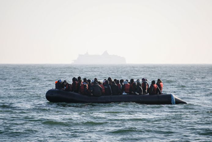 Migranten op een bootje in Het Kanaal. Archiefbeeld van mei 2022.
