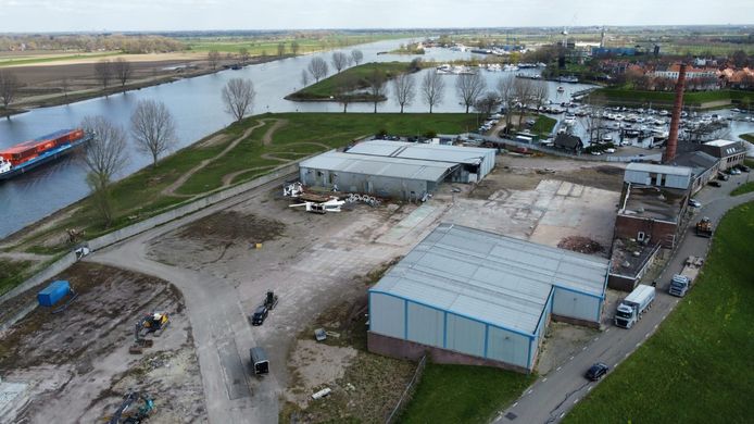 Sloop van panden op het terrein van Jonker Fris in Heusden.