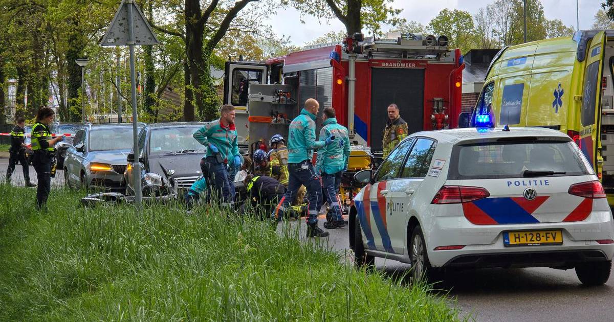 Slachtoffer vast onder auto na ongeluk in Enschede, traumaheli opgeroepen.