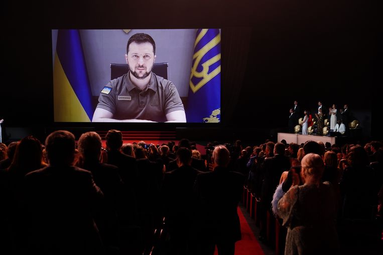 De Oekraïense president Zelenski krijgt applaus na zijn toespraak bij de opening van het filmfestival in Cannes. Beeld ANP / EPA