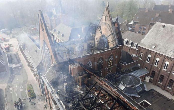 Bij de felle brand in de kapel en het klooster van de Zusters van Liefde in Heule kwamen brandresten die werden meegenomen door de wind neer in de omgeving, vooral in de richting van de R8.