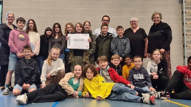 6de leerjaar gemeenteschool schenkt cheque van 1.599 euro aan Glabbeek fietst tegen Kanker
 