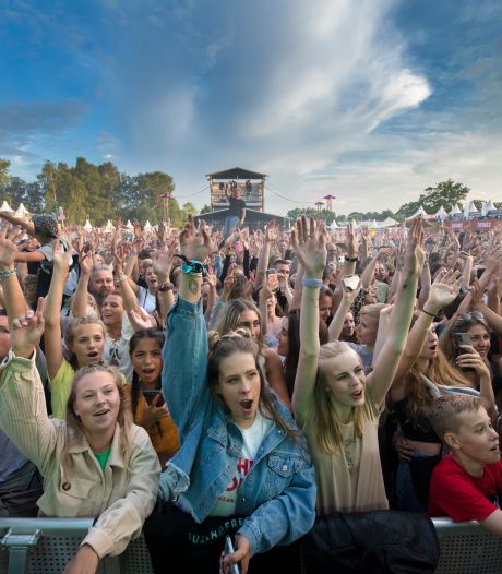 Festivalbezoekers in Apeldoorn maken zich nog geen zorgen over zomergolf: 'Corona wacht wel’