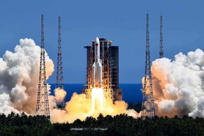 Beeld van de lancering in juli van een Lange Mars 5B-raket met een module voor het Chinese ruimtestation.