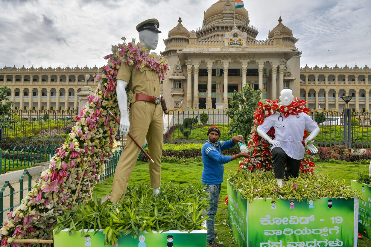 In Bangalore worden de ‘corona strijders’ van India met bloemen geëerd. Beeld AFP