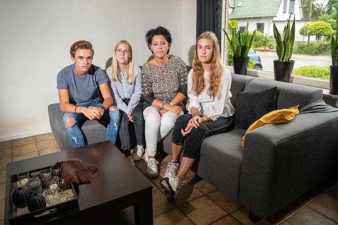 Emely van Essen en haar drie kinderen in hun voormalige woning.