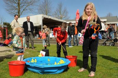 Tekort aan vrijwilligers, streep door oranjefestiviteiten in Sprundel: ‘Jongeren trekken naar festiv