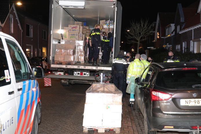 Elf mensen gevonden in trailer vrachtwagen in Waalwijk.