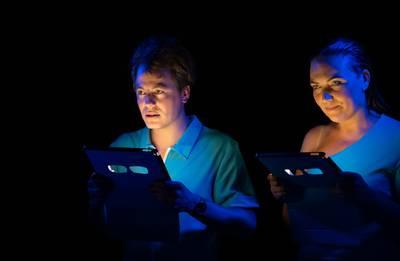 Cabaretduo Blauwe Vinkjes speelt ‘Disclaimer’ in Theater ’t Mozaïek in Wijchen