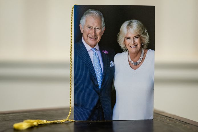 Koning Charles en koningin gemalin Camilla op hun nieuwe wenskaarten.