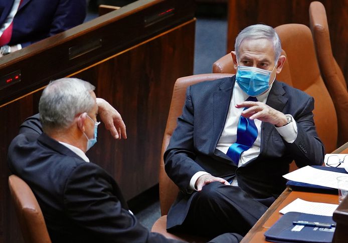 Benjamin Netanyahu (rechts) en Benny Gantz, beide met mondkapjes op in de Knesset.