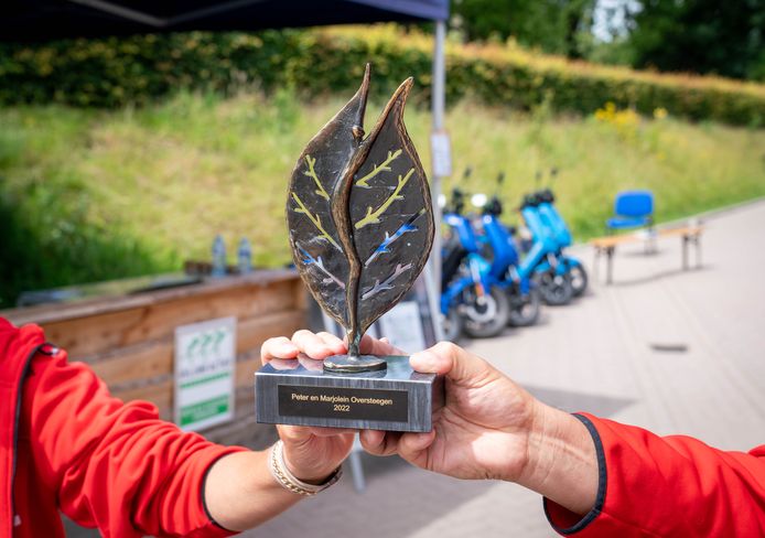 Marjolein en Peter Oversteegen hebben van de gemeente Rheden de Rhedenaar gekregen, een award voor hun tomeloze inzet en enthousiasme voor de Veluwezoom.