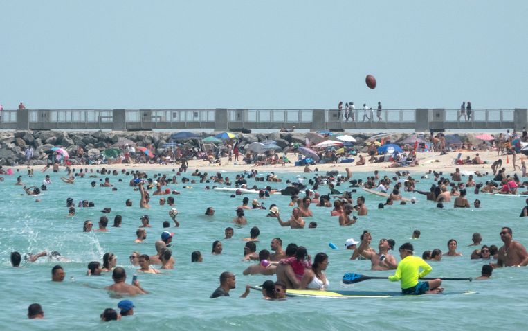 Badgasten in Miami Beach. Beeld EPA