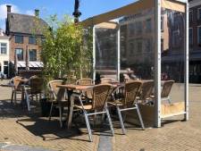 Van stapelbed naar corona-scherm op het terras