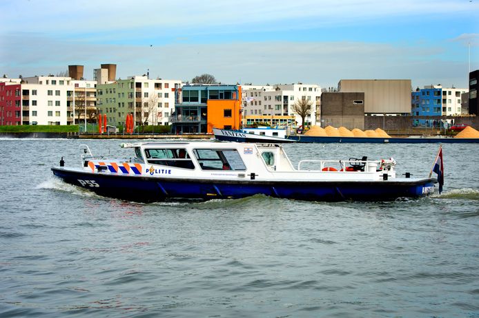 De politie vaart op het IJ.