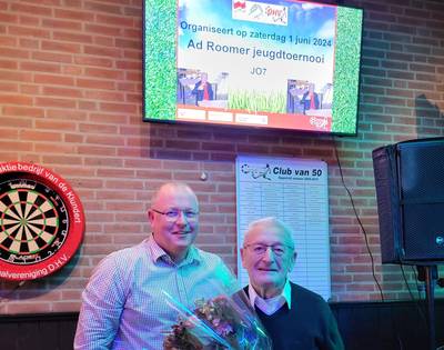 Voetbalclub DHV eert jubilaris Ad Roomer met jeugdtoernooi