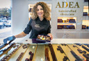 Tlalit Packer was advocate in New York, nu heeft ze een eigen chocolaterier in Den Haag, Adea.