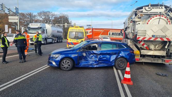 Vrouw gewond bij aanrijding tussen vrachtwagen en auto op kruising bij Aalten