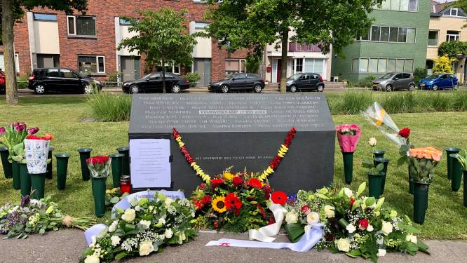 Vlaggen en bloemen, Enschede herdenkt vuurwerkramp in stilte