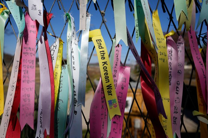 Lintjes met vredeswensen voor de twee Korea's hangen aan een hek in Paju, Zuid-Korea.