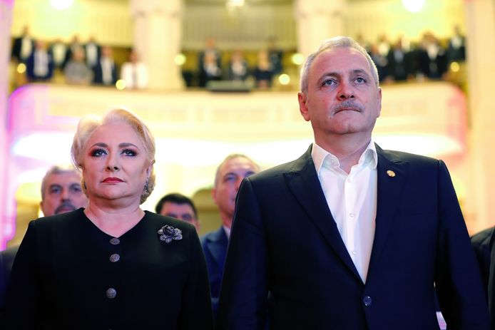 Roemeens premier Viorica Dancila (l.) en de socialistische partijvoorzitter Liviu Dragnea (r.)