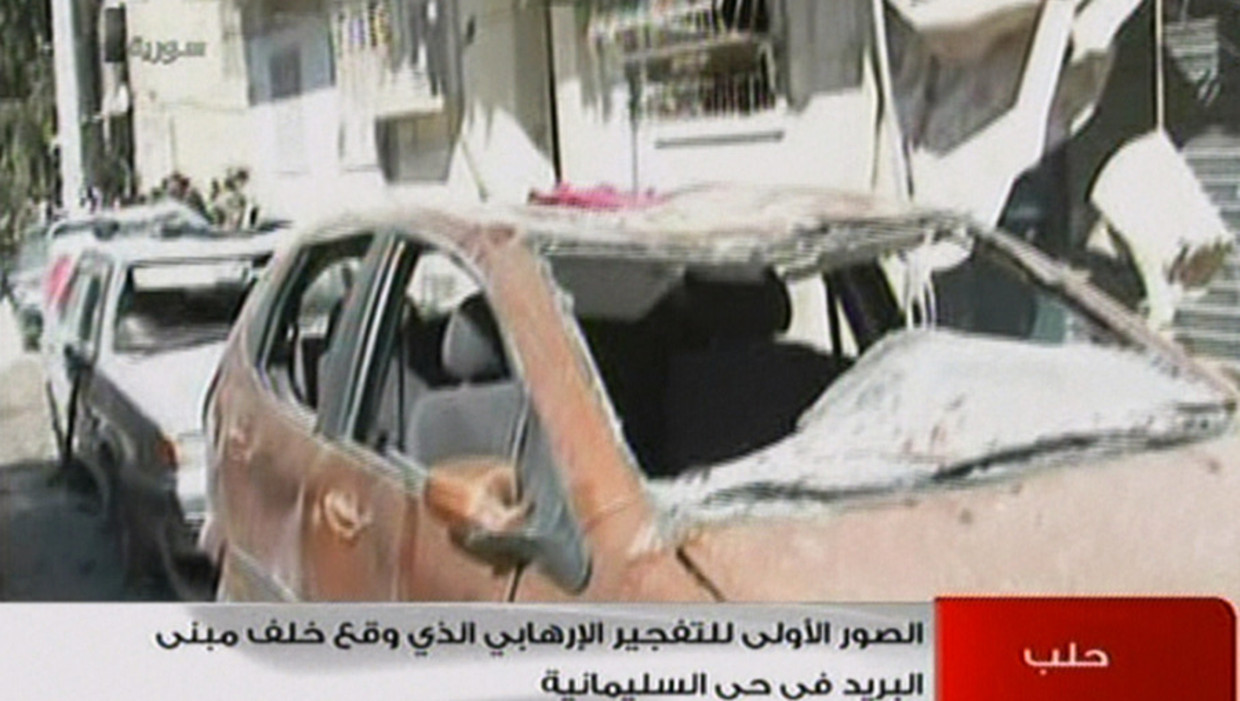 Beelden van de Syrische televisie tonen verwoeste auto's en gebouwen in Aleppo. Beeld afp