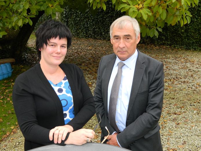 Els Van Cleemput op een archiefbeeld, in de tijd in Knesselare met toenmalig burgemeester Erné De Blaere.