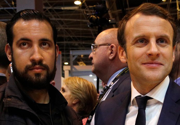 Alexandre Benalla (links) en de Franse president Emmanuel Macron (rechts).