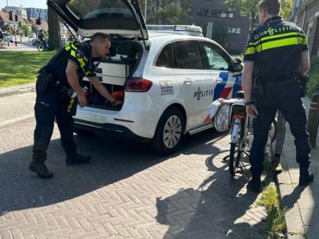 Brutale dief neemt fiets mét hondje in mand mee en wordt bijna aangereden als hij over drukke weg vlucht
